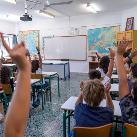 Μαθητές σηκώνουν το χέρι τους στην τάξη