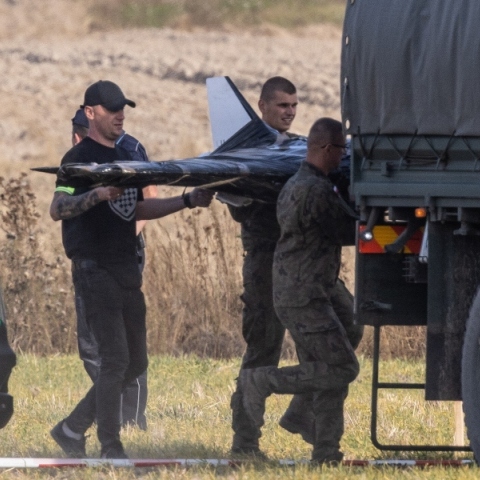 Πολωνικοί στρατιωτικοί στο σημείο συντριβής ρωσικού drone στο χωριό Βόχιν