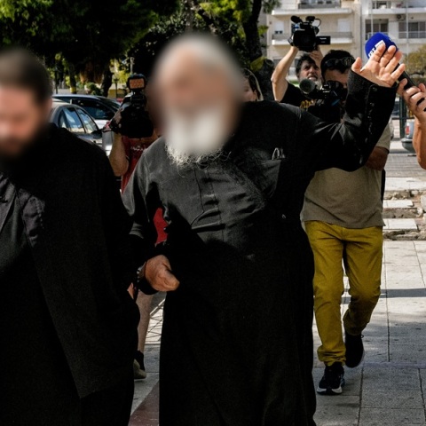 Καλάβρυτα: Στον ανακριτή ο ηγούμενος για την υπόθεση αρχαιοκαπηλίας - Η χειρονομία σε δημοσιογράφο