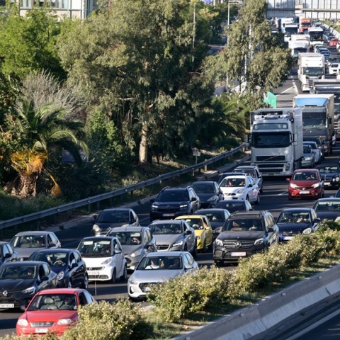 Κυκλοφοριακό χάος στην Κηφισίας - Έπεσαν μπάζα από φορτηγό, κλειστές δύο λωρίδες