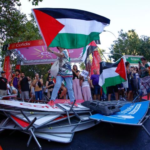 Διαδηλώσεις υπέρ της Παλαιστίνης διέκοψαν τον τερματισμό διάσημου ποδηλατικού αγώνα στην Ισπανία