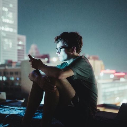 παιδι κοιτα κινητο σε ταρατσα