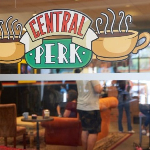 Το Central Perk «ζωντανεύει» στην Times Square – Έρχεται το πρώτο καφέ εμπνευσμένο από τα «Φιλαράκια»