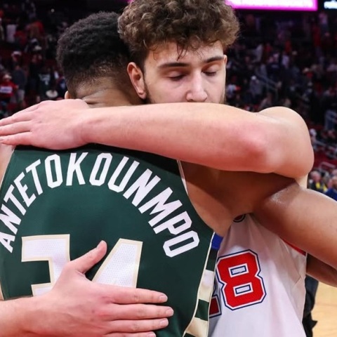 «Ο αθλητισμός υπάρχει για να ενώνει, όχι να διχάζει» – Η ανάρτηση του Γιάννη Αντετοκούνμπο με τον Σενγκούν