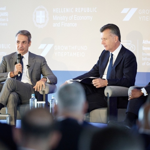 Ο Κυριάκος Μητσοτάκης με τον Αντιπρόεδρο της BlackRock, Φίλιπ Χίλντεμπραντ και τον Αντεμπάγιο Ογκουνλέζι, Πρόεδρο και Διευθύνοντα Σύμβουλο της Global Infrastructure Partners