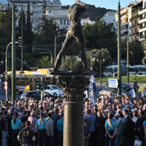 ΣΥΓΚΕΝΤΡΩΣΗ ΔΙΑΜΑΡΤΥΡΙΑΣ ΕΞΩ ΑΠΟ ΤΗΝ ΕΘΝΙΚΗ ΠΙΝΑΚΟΘΗΚΗ ΓΙΑ ΤΗN ΕΚΘΕΣΗ "Η ΣΑΓΗΝΗ ΤΟΥ ΑΛΛΟΚΟΤΟΥ" (ΚΩΣΤΑΣ ΤΖΟΥΜΑΣ/EUROKINISSI)