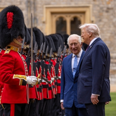 Ο Κάρολος με τον Τραμπ επιθεωρούν την Τιμητική Φρουρά κατά τη διάρκεια της επίσημης επίσκεψης στο Κάστρο του Ουίνδσορ 