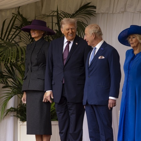 Η άφιξη Τραμπ στη Βρετανία - Θερμή υποδοχή με «παραφωνίες» στο βασιλικό πρωτόκολλο