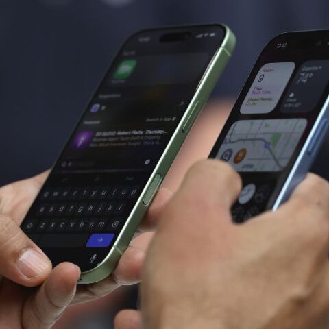 Το νέο iOS 26 της Apple φέρνει μεγάλες αλλαγές, αλλά αφήνει εκτός παλαιότερα μοντέλα iPhone, μειώνοντας την αξία και την υποστήριξή τους.