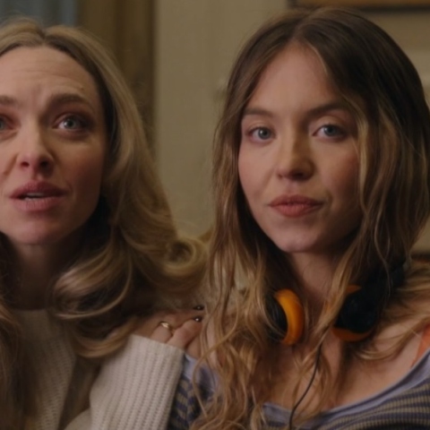 Σίντνεϊ Σουίνι και η Αμάντα Σέιφριντ