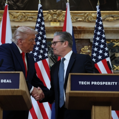 Ο Ντόναλντ Τραμπ και ο Βρετανός πρωθυπουργός Κιρ Στάρμερ  σε συνέντευξη Τύπου στο Τσέκερς, την εξοχική κατοικία του πρωθυπουργού 