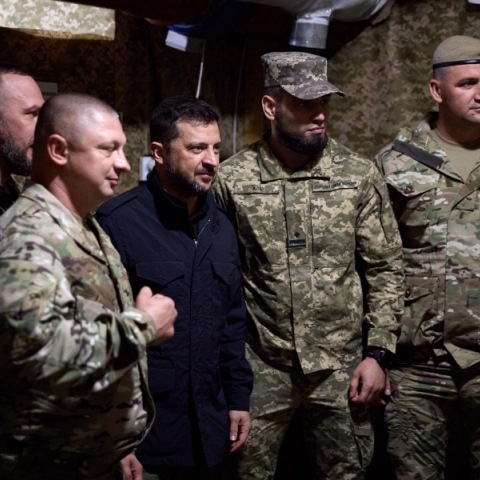 Ο Βολοντίμιρ Ζελένσκι στο μέτωπο του Ντονέτσκ