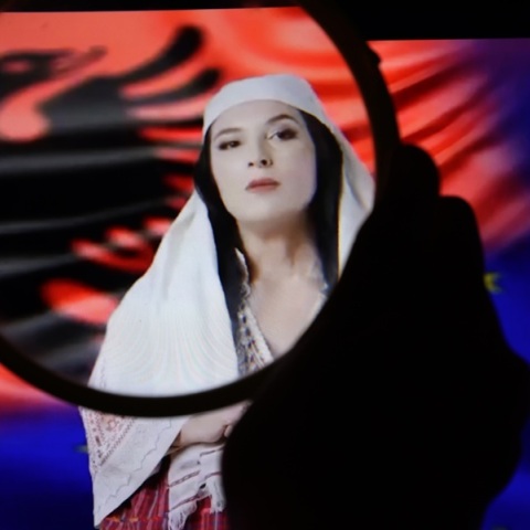 Αλβανία: Χάος στη Βουλή μετά την υπουργοποίηση της Diella -  Πέταξαν αντίτυπα του Συντάγματος στον Ράμα