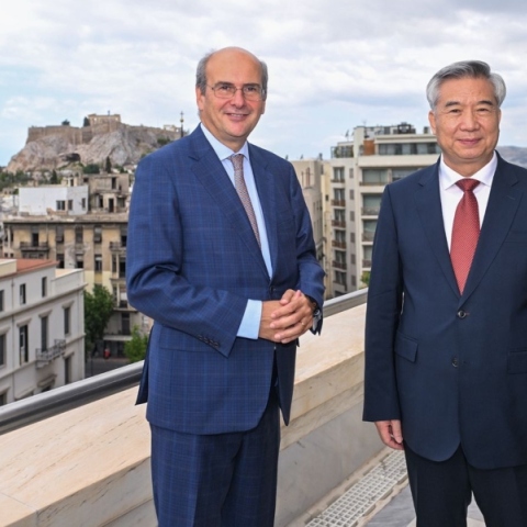 Ο αντιπρόεδρος της κυβέρνησης Κωστής Χατζηδάκης με τον Li Xi, αξιωματούχο του Κομμουνιστικού Κόμματος Κίνας	