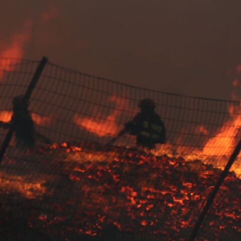 Καλύτερη η εικόνα της φωτιάς σε υπαίθριο χώρο επιχείρησης στο Μενίδι	