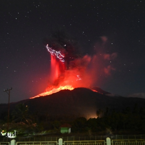 Το ηφαίστειο Λεβοτόμπι της Ινδονησίας
