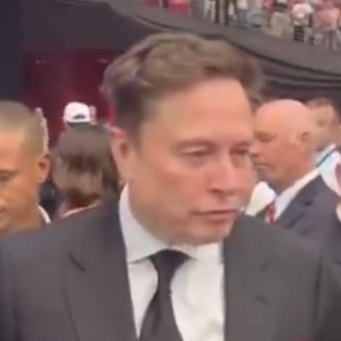 Ο Έλον Μασκ στην κηδεία του Τσάρλι Κερκ