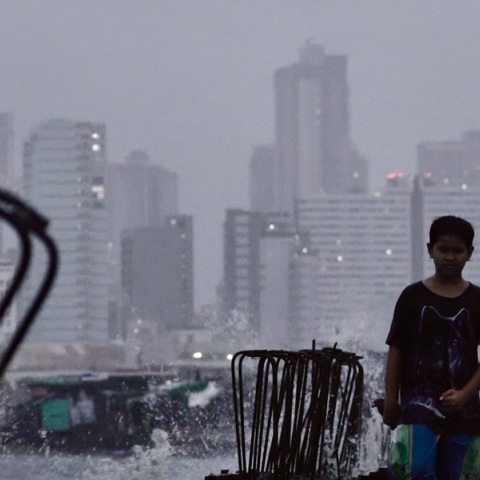 Ο υπερτυφώνας Ραγκάσα σαρώνει την Ασία με ανέμους έως 295 χλμ/ώρα - Μαζικές εκκενώσεις, πλημμύρες και ακυρώσεις πτήσεων
