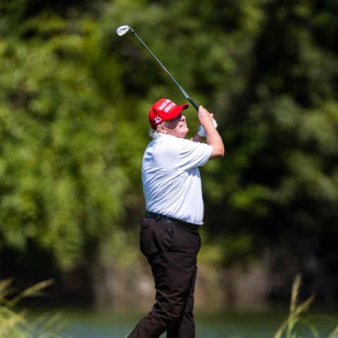 Ο πρόεδρος των ΗΠΑ Ντόναλντ Τραμπ παίζει γκολφ στο Trump National Golf Club στο Στέρλινγκ της Βιρτζίνια