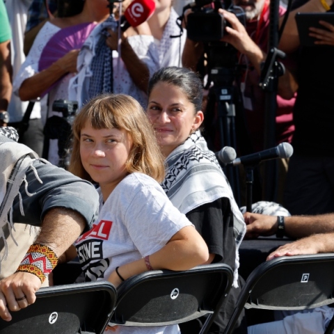 H Γκρέτα Τούνμπεργκ με μέλη του Global Sumud Flotilla στη Βαρκελώνη