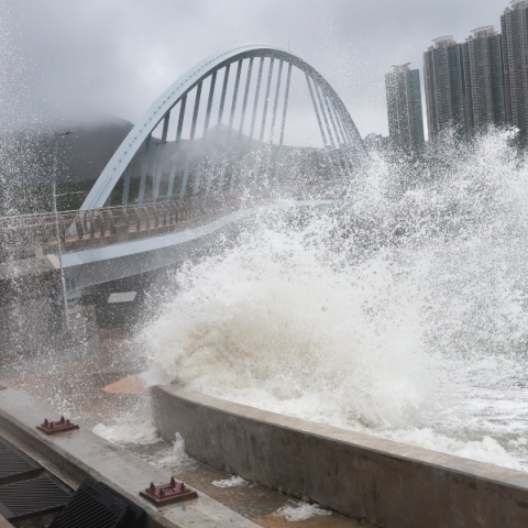 Ο τυφώνας Ραγκάσα σαρώνει την Νότια Κίνα