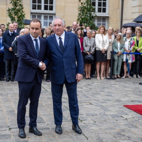 Ο νέος πρωθυπουργός της Γαλλίας Σεμπαστιάν Λεκορνί με τον προκάτοχό του, Φρανσουά Μπαϊρού