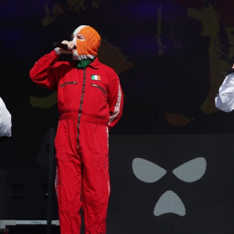 Οι βορειοϊρλανδέζοι Kneecap στο φεστιβάλ Glastonbury 