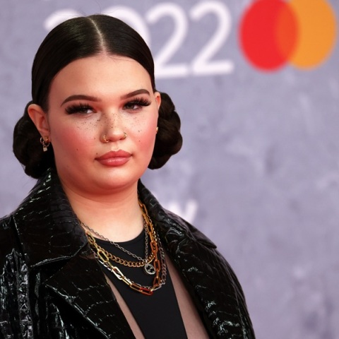 Η Λόλα Γιανγκ κατέρρευσε σε σκηνή μουσικού φεστιβάλ - Είχε ακυρώσει συναυλία για λόγους ψυχικής υγείας