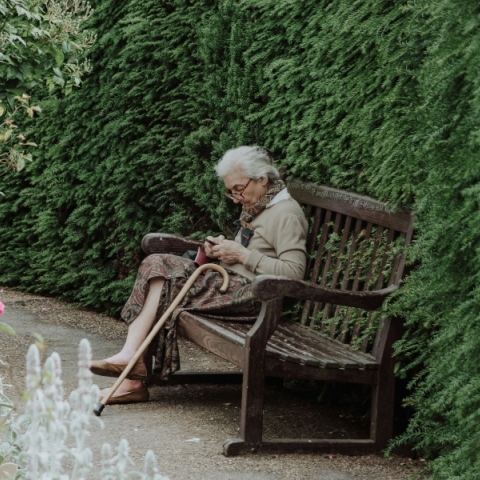 ηλικιωμενη καθεται σε παγκακι