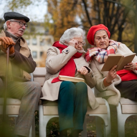 Ηλικιωμένοι σε παγκακι