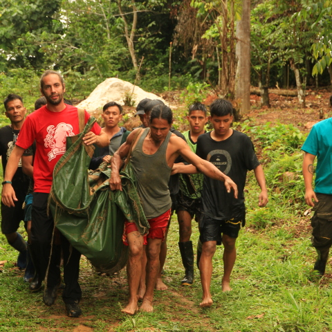 Μεταφορά ψαριού  στην περιοχή  Λορέτο στο δάσος  του Αμαζονίου
