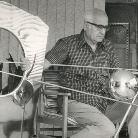 O Γιώργος Ζογγολόπουλος και το έργο του «Γλυπτό με κενό και σφαίρα»