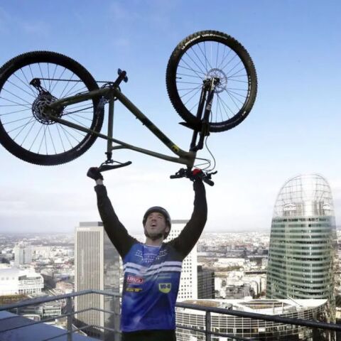 Ρεκόρ με ποδήλατο στα σκαλιά του Πύργου του Άιφελ