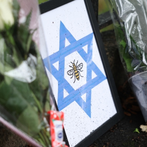 Το αστέρι του Δαβίδ με μια μέλισσα, το σύμβολο του Μάντσεστερ, έχει αφεθεί στο σημείο της τρομοκρατικής επίθεσης στο Μάντσεστερ της Βρετανίας