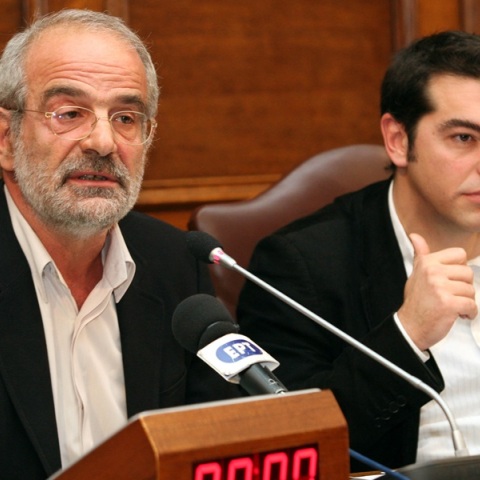 Αλαβάνος για Τσίπρα: Πρέπει να γονατίσει και να ζητήσει συγγνώμη