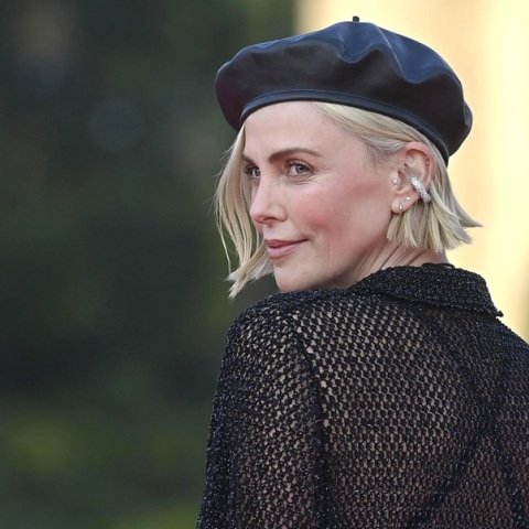 Τον άφησε...στο διαβάστηκε - Η στιγμή που η Σαρλίζ Θερόν αγνόησε τον Τζόνι Ντεπ