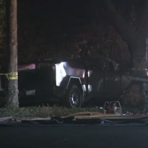 Tesla Cybertruck μετα απο τροχαιο