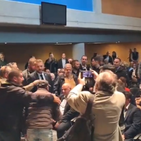 Αγρότες περικύκλωσαν τον υπουργό Αγροτικής Ανάπτυξης