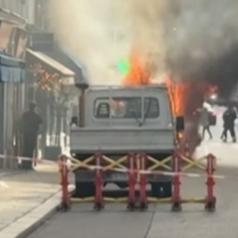 Γαλλία: Φωτιά σε φορτηγό