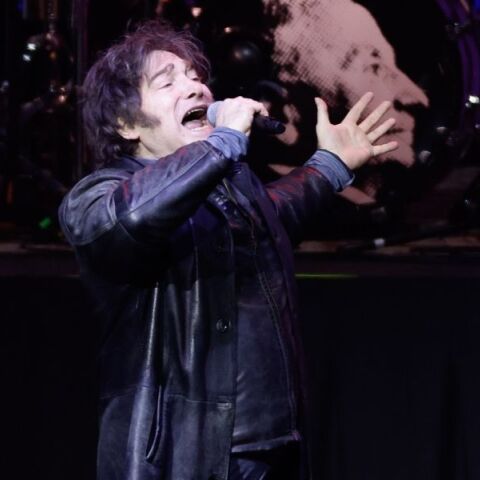 Αργεντινή: Ο Χαβιέρ Μιλέι τραγουδά ροκ ύμνους στο Μπουένος Άιρες, ενώ η χώρα του ταλανίζεται από οικονομική κατάρρευση, σκάνδαλα και πολιτική φθορά.