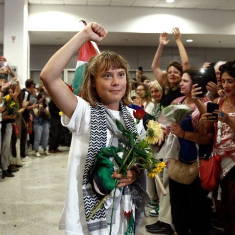 Η Γκρέτα Τούνμπεργκ κατά την άφιξή της στο Ελευθέριος Βενιζέλος