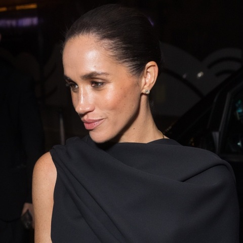 «Γέλια» της Μέγκαν Μαρκλ στην πτώση μοντέλου στην Εβδομάδα Μόδας του Παρισιού - Αντιδράσεις για τη συμπεριφορά της