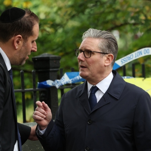 Ο Κιρ Στάρμερ και η σύζυγός του Βικτόρια συναντούν μέλη της εβραϊκής κοινότητας μετά την επίθεση σε συναγωγή στο Μάντσεστερ