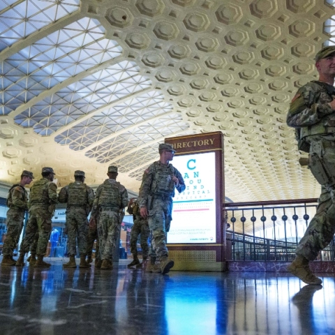 Μέλη της Εθνοφρουράς περιπολούν μέσα στον Σταθμό Γιούνιον στην Ουάσινγκτον