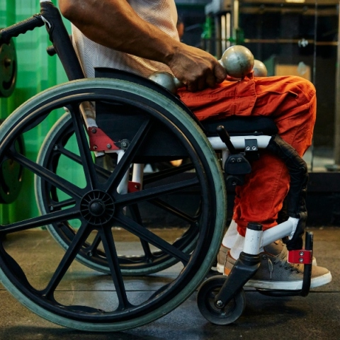 ατόμo με αναπηρία