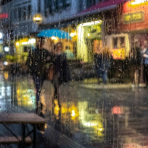 ανθρωποι περπατουν με ομπρέλες στη βροχή