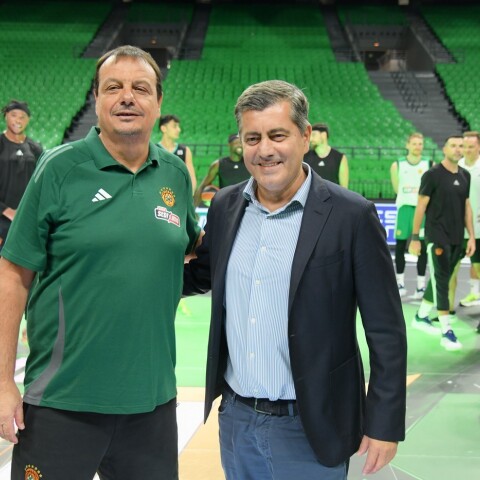 Ο προπονητής του Παναθηναϊκού AKTOR, Ergin Ataman, με τον Αναπληρωτή Διευθύνοντα Σύμβουλο του ΟΠΑΠ, Οδυσσέα Χριστοφόρου