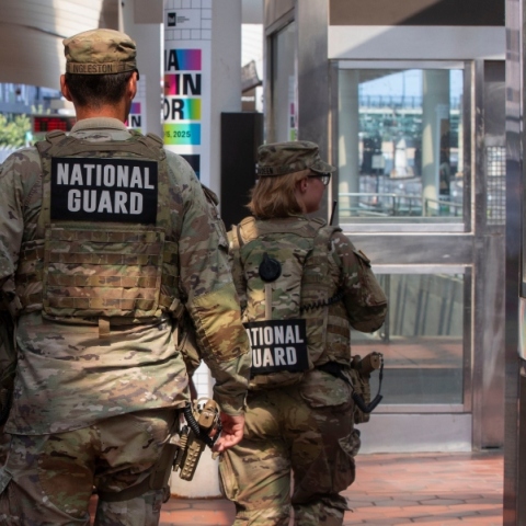 μέλη της Εθνοφρουράς αναπτύχθηκαν στο Σικάγο