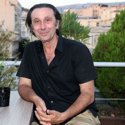 Ρένος Χαραλαμπίδης: Έπαθα δηλητηρίαση, έχασα τη φωνή μου και έπαιξα στο θέατρο με παντομίμα