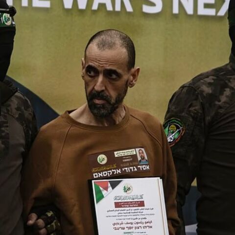 Από τα τούνελ της Γάζας στο χαρτί: Το πρώτο βιβλίο πρώην ομήρου της Χαμάς